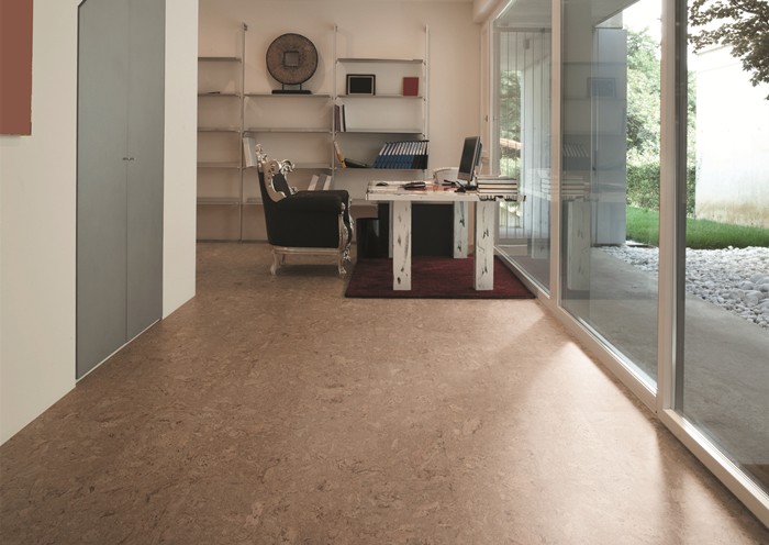 装修客厅用哪种地板？软木地板可以吗？ 装修客厅的流行地板——软木地板