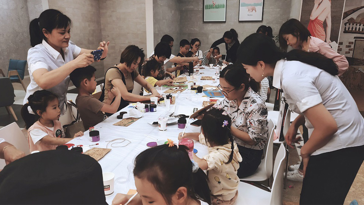 蘑菇视频免费看成人网站软木年艺术手作青岛站首站告捷，暖心巨献 21